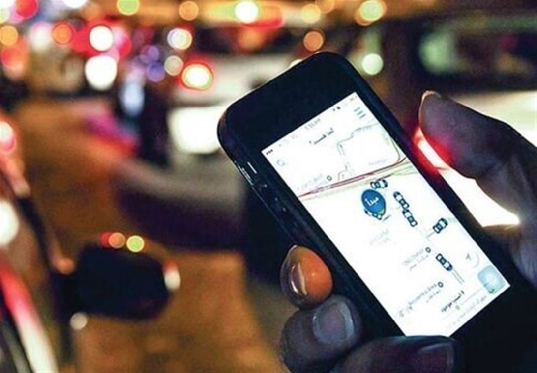 Eine Nahaufnahme einer Hand, die ein Smartphone mit einer Liefer-App-Oberfläche hält, die eine Karte anzeigt.